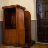E alla destra della porta di ingresso � presente il confessionale originale in legno